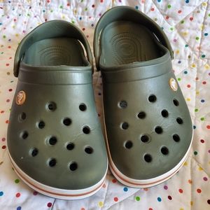 Crocs Classic Clogs Size J3 green.